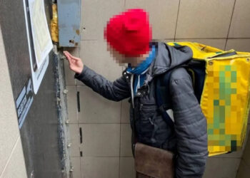 Притворился курьером и распространял наркотики