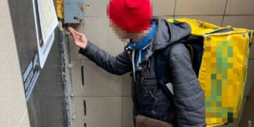Притворился курьером и распространял наркотики