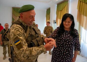 Пусть будет весна! Свою судьбу решили связать пограничник Игорь и Анастасия. —