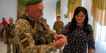 Пусть будет весна! Свою судьбу решили связать пограничник Игорь и Анастасия. —