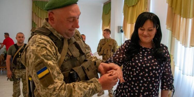Пусть будет весна! Свою судьбу решили связать пограничник Игорь и Анастасия. —