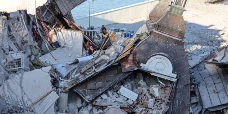 Ракетный удар по одесскому пляжу: разрушен отель