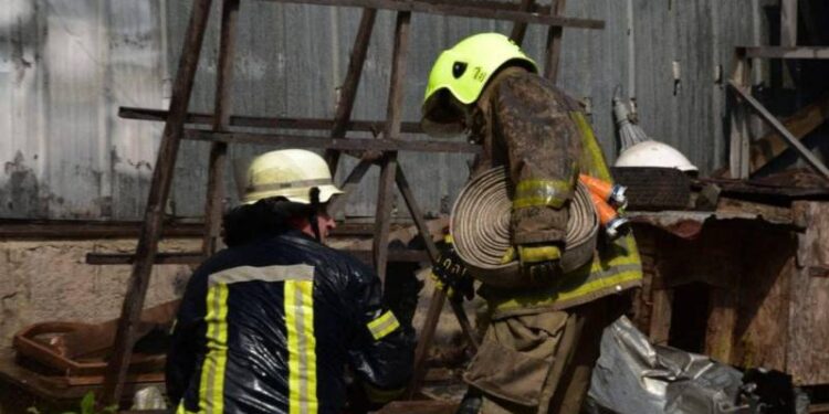 Российские войска нанесли удар по Одессе шестью ракетами: попали по взлетной полосе и гражданскому предприятию