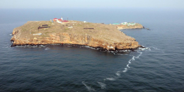 Российский корабль горит в Черном море, его буксируют в Крым – Одесская ОВА