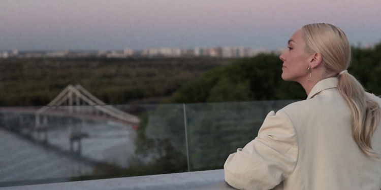 «Тримайся»: у новій пісні ROXOLANA закликає підтримувати одне одного |