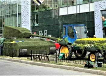 В Киеве обустраивают клумбу в виде трактора, тянущего танк