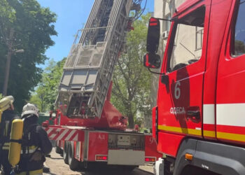 В Одессе потушили шестнадцатиэтажку и спасли женщину