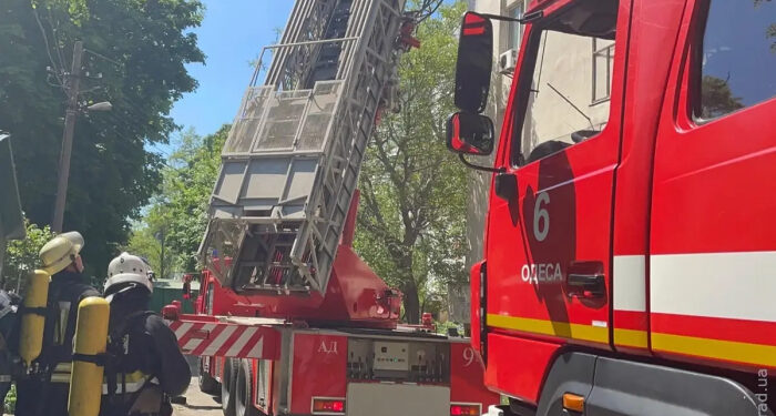В Одессе потушили шестнадцатиэтажку и спасли женщину