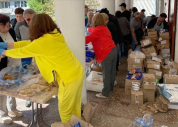 В Одесской области продукты из разрушенного российскими ракетами супермаркета раздали людям