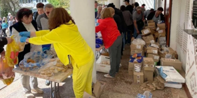 В Одесской области продукты из разрушенного российскими ракетами супермаркета раздали людям