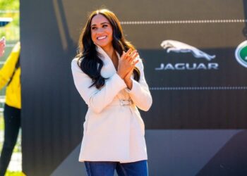 Верна королевскому стилю. Меган Маркл очаровала шляпкой и стройными ногами |