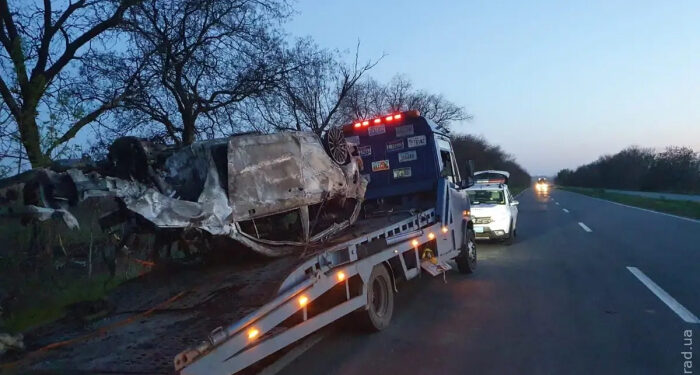 Влетел в дерево и сгорел в автомобиле: ДТП в Одесской области