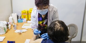 Украина вакцинировала бустером от COVID-19 уже около 340 тыс. человек