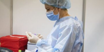 Вакцинированных бустером от COVID-19 украинцев уже почти 380 тысяч