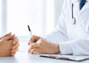 Врач рассказал, о чем может говорить боль в пояснице и спине