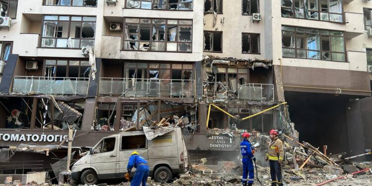 У пошкодженому ракетою київському будинку з-під завалів врятовано дитину, — В.Кличко  | Кримінальні новини