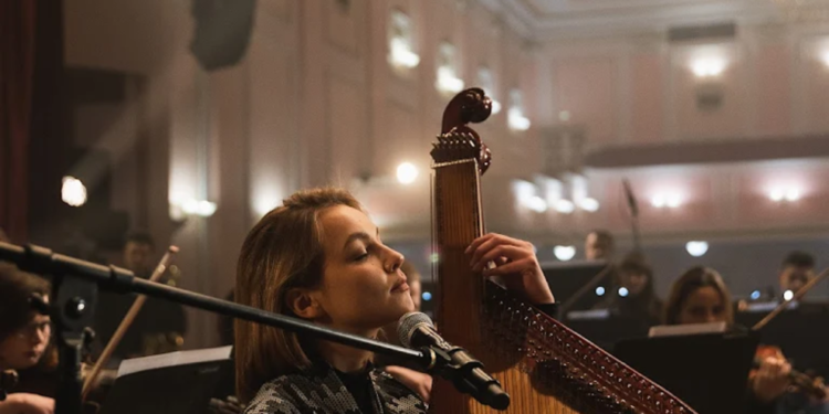 Бандуристка Марина Круть присвятила кліп кожному українцеві, хто прожив 100 днів війни |