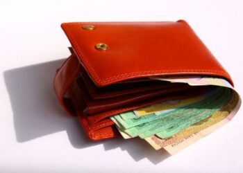 Середня заробітна плата в Україні зросла на 24,7% — 9,063 тис. грн