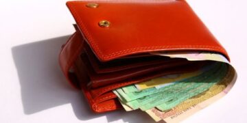Середня заробітна плата в Україні зросла на 24,7% — 9,063 тис. грн