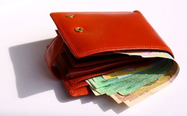 Середня заробітна плата в Україні зросла на 24,7% — 9,063 тис. грн