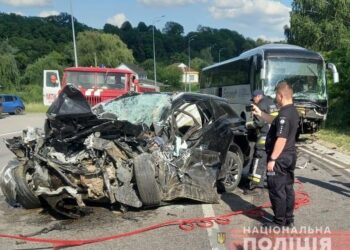 На Вінниччині внаслідок тарану легковика та рейсового автобуса загинули четверо людей | Кримінальні новини
