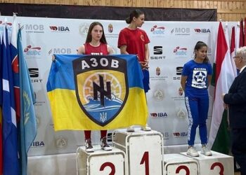 Черкаська боксерка на п’єдесталі в Угорщині розгорнула прапор «Азову»