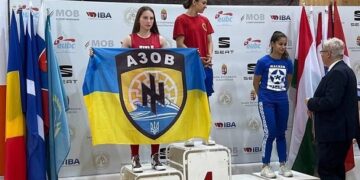 Черкаська боксерка на п’єдесталі в Угорщині розгорнула прапор «Азову»