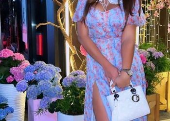 Цуканова-Котт или Аветисян: на ком платье с вырезом и накладным воротником сидит лучше? |