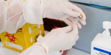 Число вакцинированных бустером от COVID-19 украинцев приблизилось к 400 тысячам