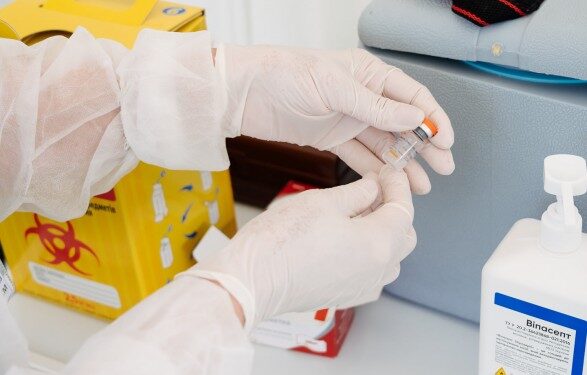 Число вакцинированных бустером от COVID-19 украинцев приблизилось к 400 тысячам