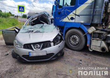 У ДТП на Волині у вантажівку MAN врізався легковик, водій якого не вижив. ФОТО | Кримінальні новини