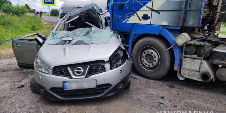 У ДТП на Волині у вантажівку MAN врізався легковик, водій якого не вижив. ФОТО | Кримінальні новини