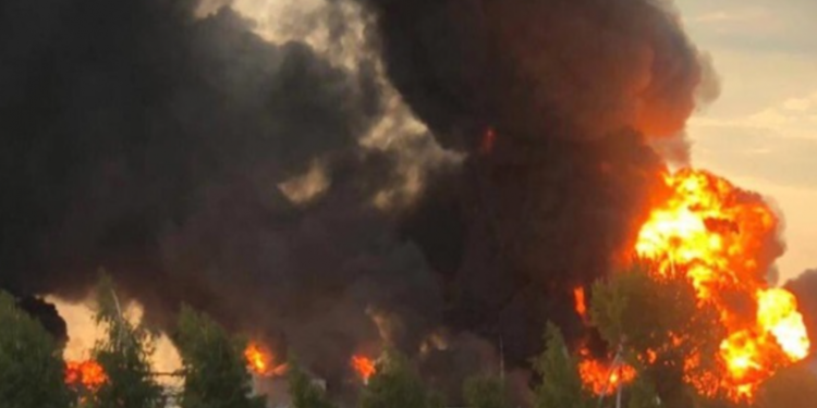 Днепропетровщина: на нефтебазе возле Днепра взорвался резервуар, есть жертвы