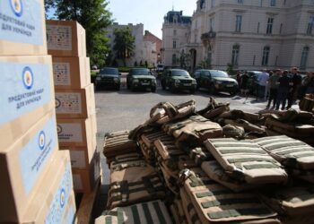 Десять пікапів, тисяча бронежилетів та запас аптечок — у Львові передали амуніцію для військових – Новини Львова та області