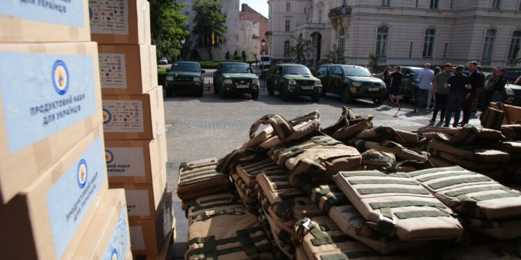 Десять пікапів, тисяча бронежилетів та запас аптечок — у Львові передали амуніцію для військових – Новини Львова та області