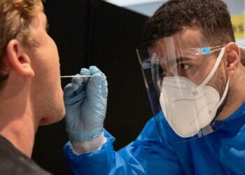 Датское исследование: подвид Omicron BA.2 способен больше заражать вакцинированных людей