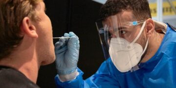 Датское исследование: подвид Omicron BA.2 способен больше заражать вакцинированных людей