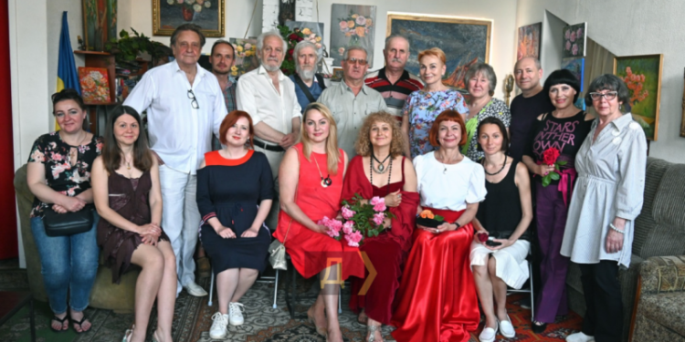 «Грёзы роз» не боятся угроз. Одесские художники изобразили королеву цветов во время войны