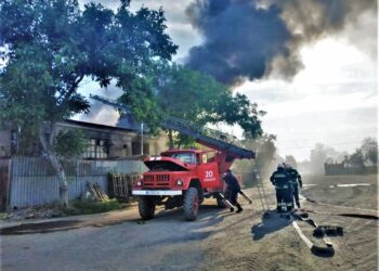 Ізмаїльські рятувальники ліквідували пожежу на складі з поліетиленом