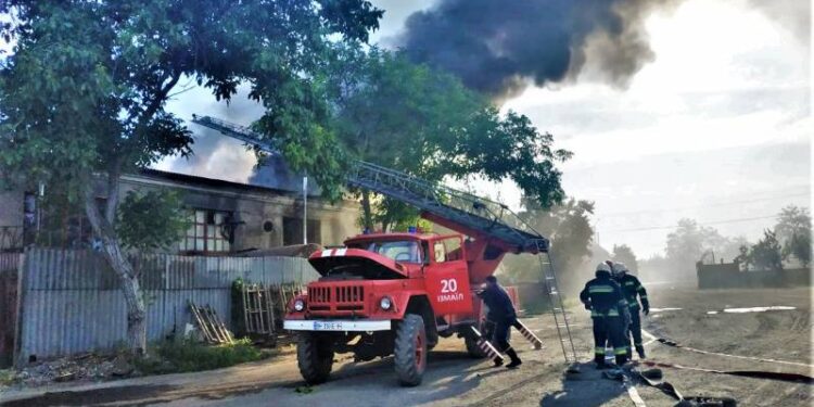 Ізмаїльські рятувальники ліквідували пожежу на складі з поліетиленом
