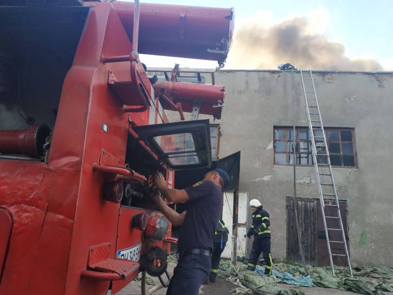 Ізмаїльські рятувальники ліквідували пожежу на складі з поліетиленом