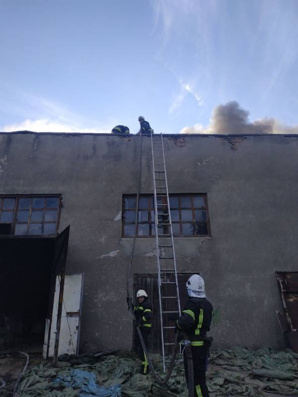 Ізмаїльські рятувальники ліквідували пожежу на складі з поліетиленом