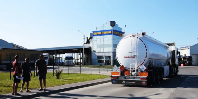 На границе Украины заработал «зеленый коридор» для бензовозов из ЕС