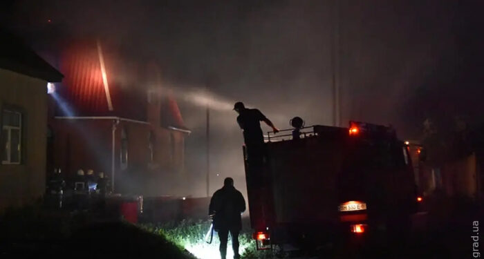 Ночью под Одессой загорелся частный дом