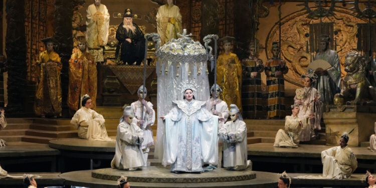 Оперна діва Людмила Монастирська – про те, як виходити на сцену, коли бомлять рідну країну |