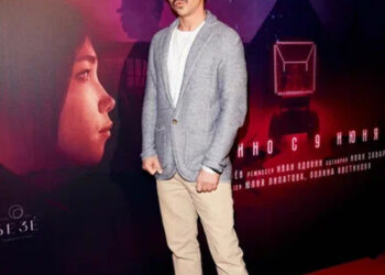 Павел Деревянко на стиле, незаметная Надя Михалкова: звезды на премьере «Голосов Арктики»  |