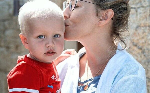 Почему Виктория Романец не хочет рожать, а Ксения Собчак стала мамой в 35? Отвечает психолог |