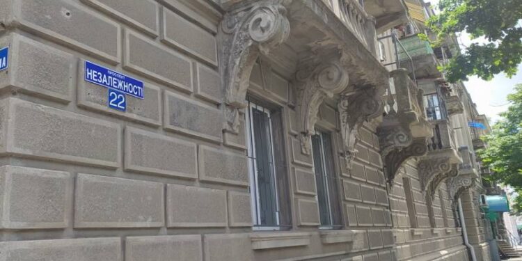 Проспект Независимости. В Измаиле устанавливают таблички с новым названием проспекта