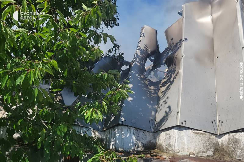 Российские нацисты выпустили по югу Украины 14 ракет: в Одессе сгорел логистический продовольственный центр