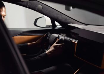 Семейный бизнес: шеф-дизайнер Tesla подрабатывает тюнингом интерьеров — АВТО НОВОСТИ